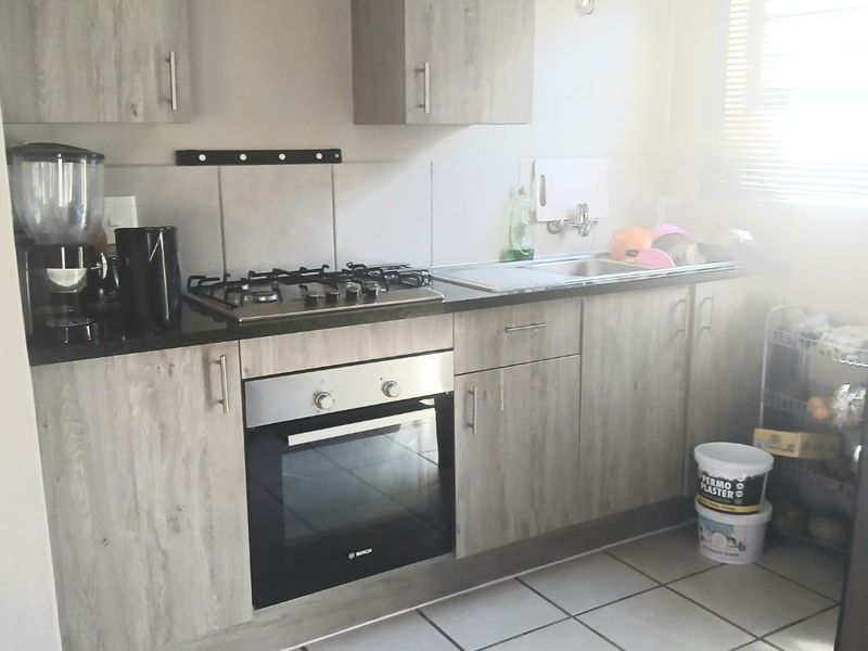 3 bed Townhouse  2 bathroom townhouse in Noordwyk with water tanks - Photo 4