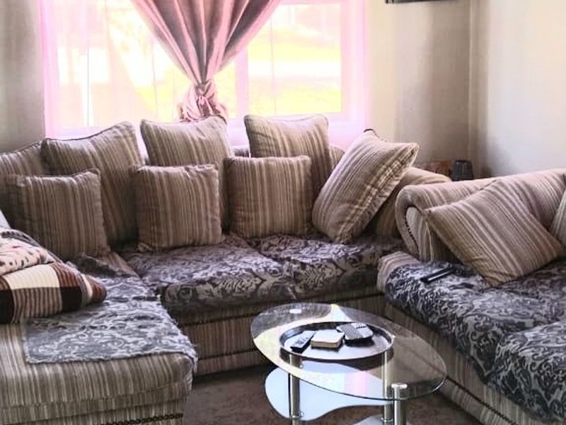 3 bed Townhouse  2 bathroom townhouse in Noordwyk with water tanks - Photo 2