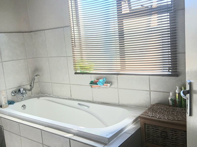 3 bed Townhouse  2 bathroom townhouse in Noordwyk with water tanks - Photo 10