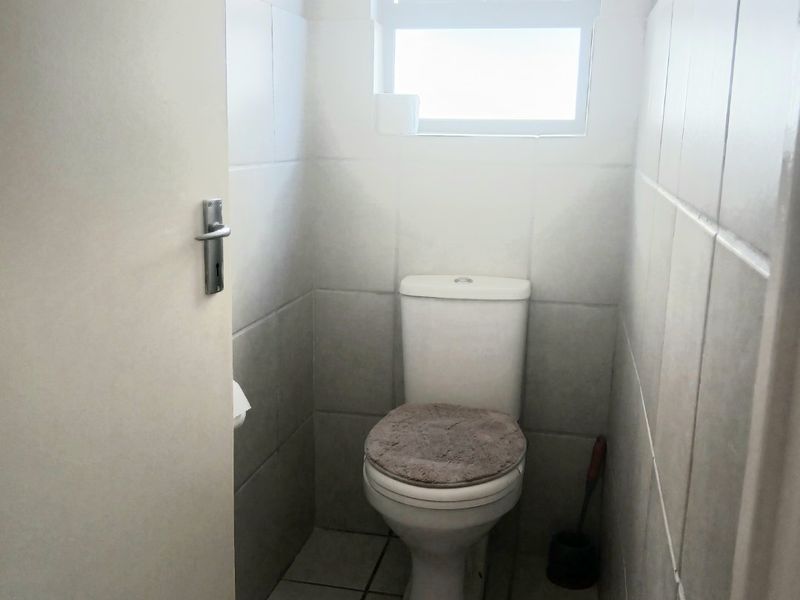 3 bed Townhouse  2 bathroom townhouse in Noordwyk with water tanks - Photo 9