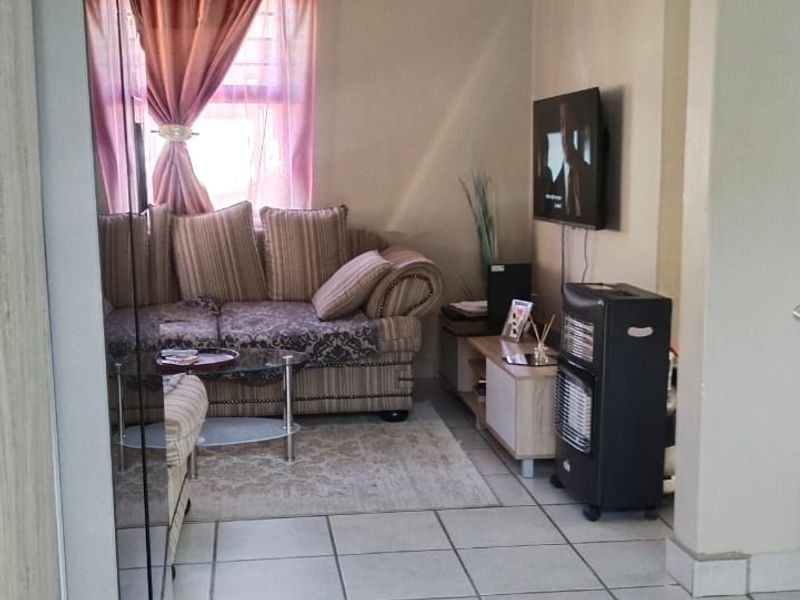 3 bed Townhouse  2 bathroom townhouse in Noordwyk with water tanks - Photo 7