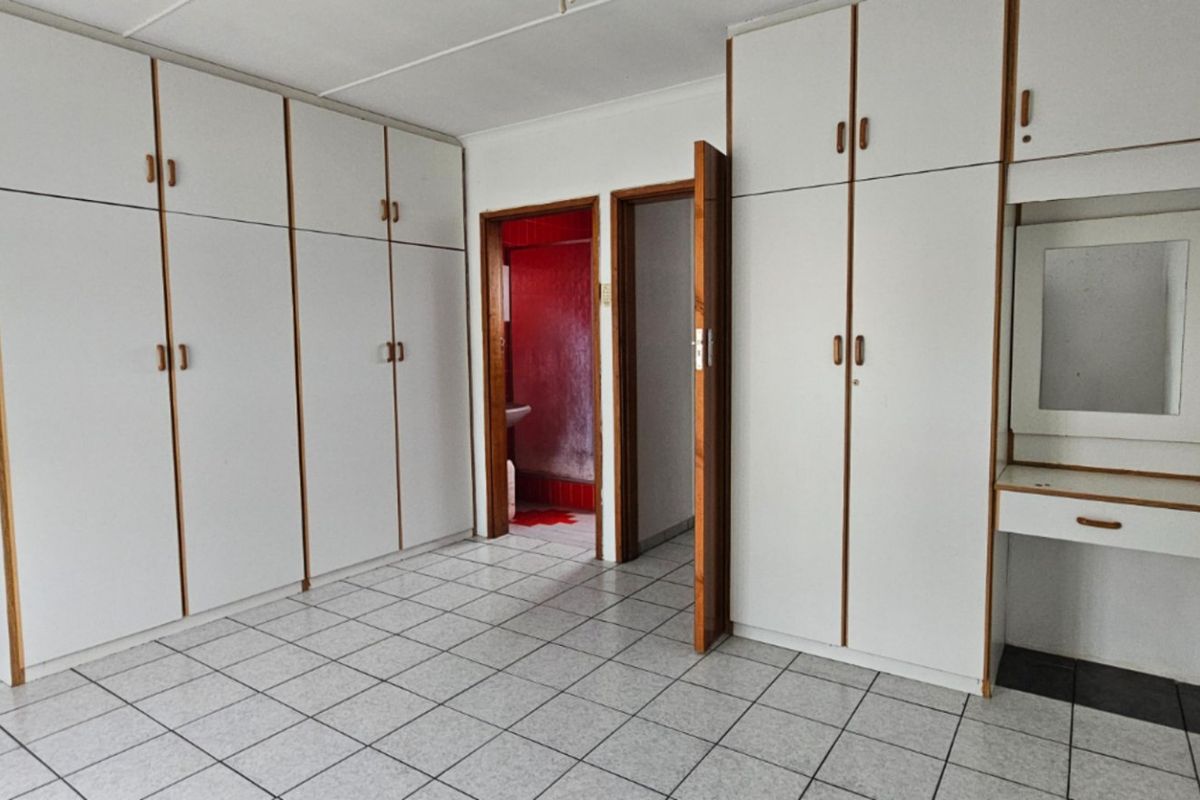 FAMILY HOME WITH INCOME GENERATING POTENTIAL  - Photo 4