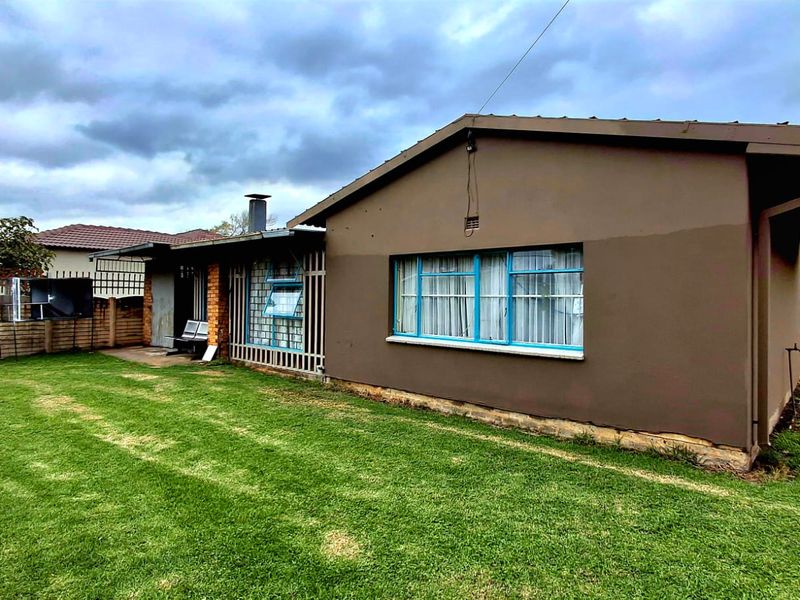 Spacious 4-Bedroom Family Home Within Walking Distance to a Primary School and Shopping Centers - Photo 4