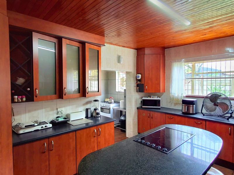 Spacious 4-Bedroom Family Home Within Walking Distance to a Primary School and Shopping Centers - Photo 5
