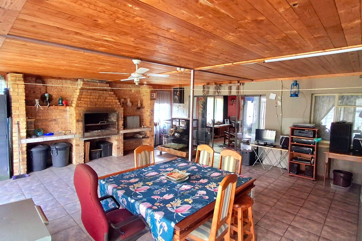 Spacious 4-Bedroom Family Home Within Walking Distance to a Primary School and Shopping Centers - Photo 3