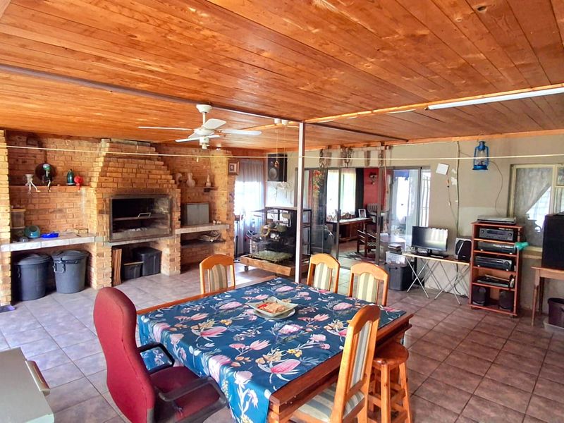 Spacious 4-Bedroom Family Home Within Walking Distance to a Primary School and Shopping Centers - Photo 3