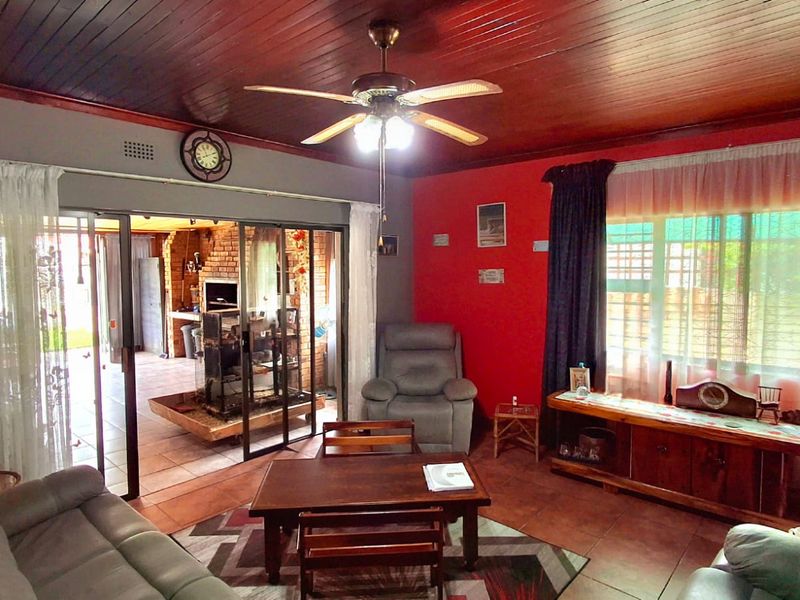 Spacious 4-Bedroom Family Home Within Walking Distance to a Primary School and Shopping Centers - Photo 9