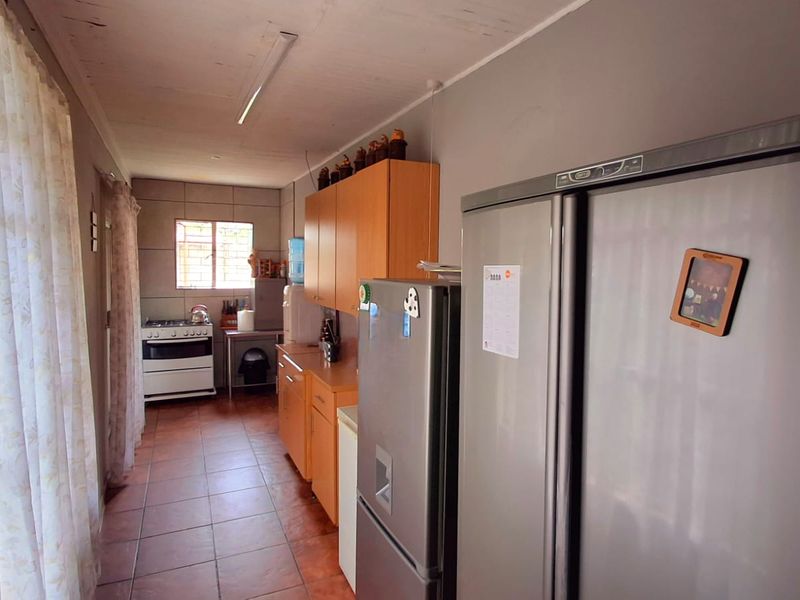 Spacious 4-Bedroom Family Home Within Walking Distance to a Primary School and Shopping Centers - Photo 8