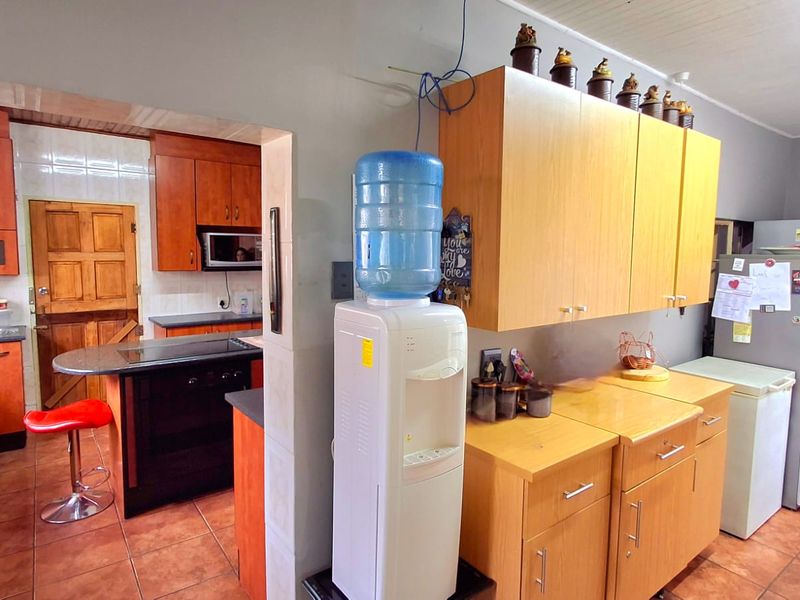 Spacious 4-Bedroom Family Home Within Walking Distance to a Primary School and Shopping Centers - Photo 7