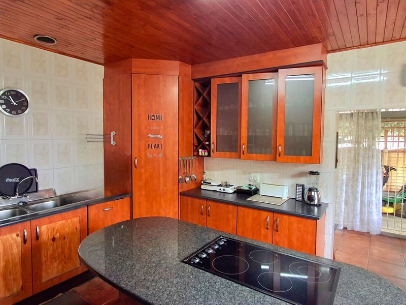 Spacious 4-Bedroom Family Home Within Walking Distance to a Primary School and Shopping Centers - Photo 6