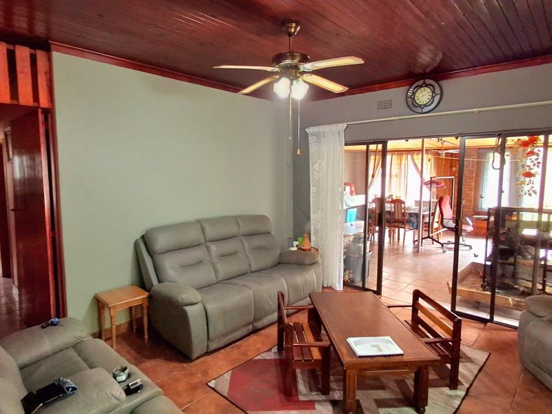 Spacious 4-Bedroom Family Home Within Walking Distance to a Primary School and Shopping Centers - Photo 2