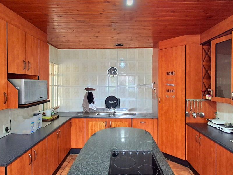 Spacious 4-Bedroom Family Home Within Walking Distance to a Primary School and Shopping Centers - Photo 1