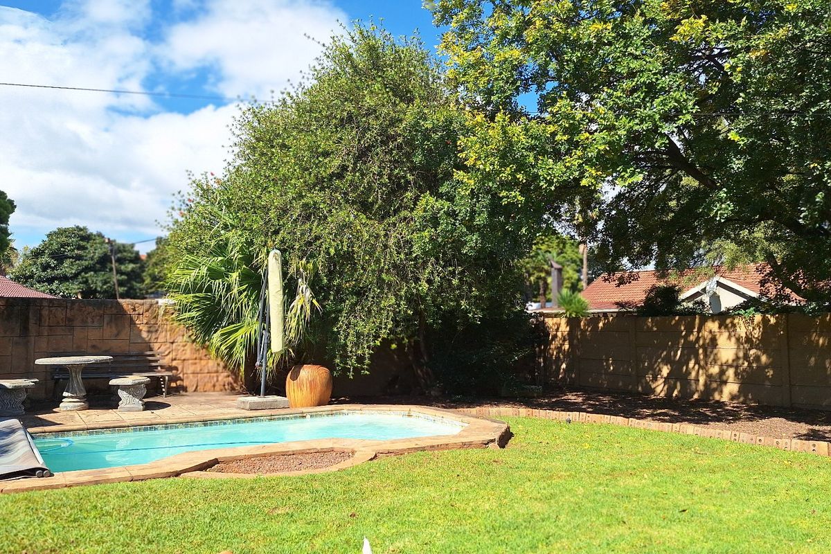 Stylish Family Living in Sought-After Golf Park Meyerton. - Photo 2