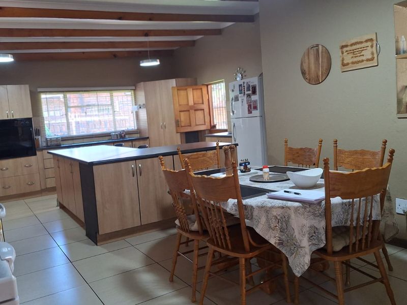 Stylish Family Living in Sought-After Golf Park Meyerton. - Photo 10