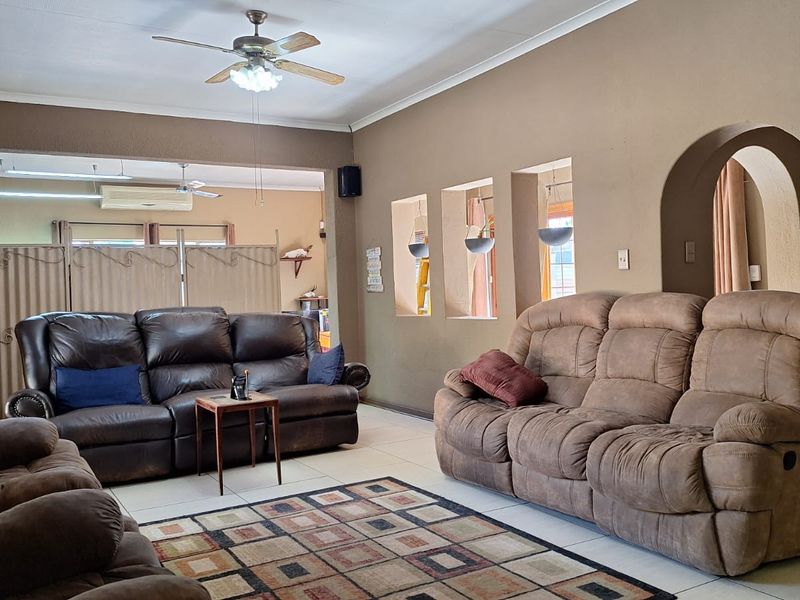 Stylish Family Living in Sought-After Golf Park Meyerton. - Photo 8