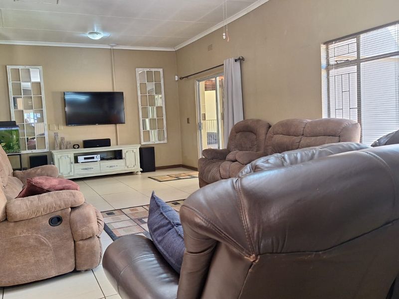 Stylish Family Living in Sought-After Golf Park Meyerton. - Photo 7