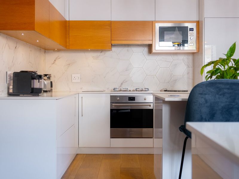 Beautiful open plan 'smart' family home - Photo 9