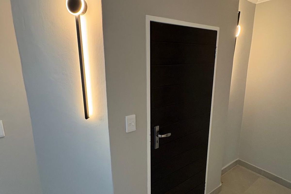 Newly Renovated 4 Bedroom Duplex in Prime Centurion Location - Photo 4