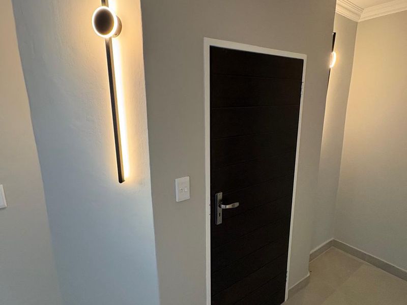 Newly Renovated 4 Bedroom Duplex in Prime Centurion Location - Photo 4