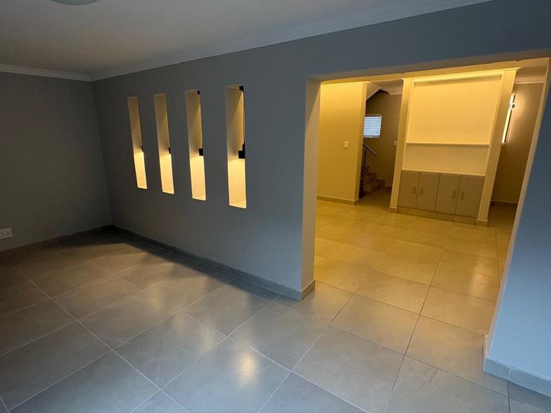 Newly Renovated 4 Bedroom Duplex in Prime Centurion Location - Photo 5