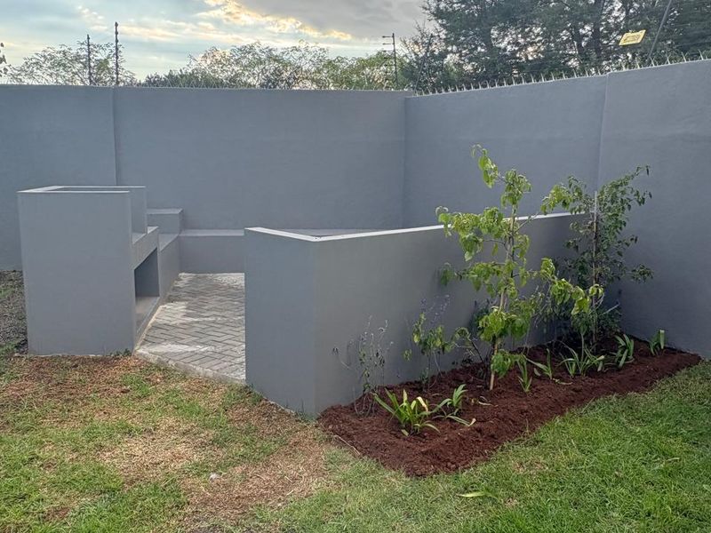 Newly Renovated 4 Bedroom Duplex in Prime Centurion Location - Photo 2