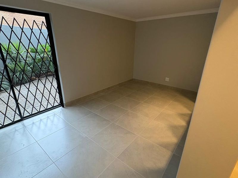 Newly Renovated 4 Bedroom Duplex in Prime Centurion Location - Photo 6