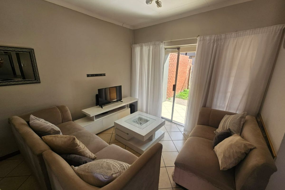 A Beautiful 2 Bedroom 1 Bathroom simplex for rent in Monavoni - Photo 2