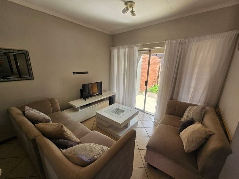 A Beautiful 2 Bedroom 1 Bathroom simplex for rent in Monavoni - Photo 2