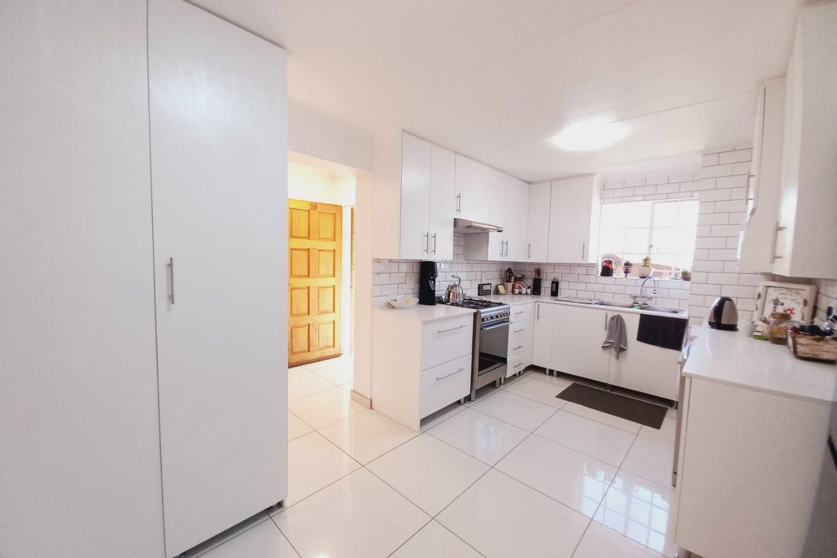 Spacious Marlands Townhouse with Private Garden - Newly Renovated! - Photo 5