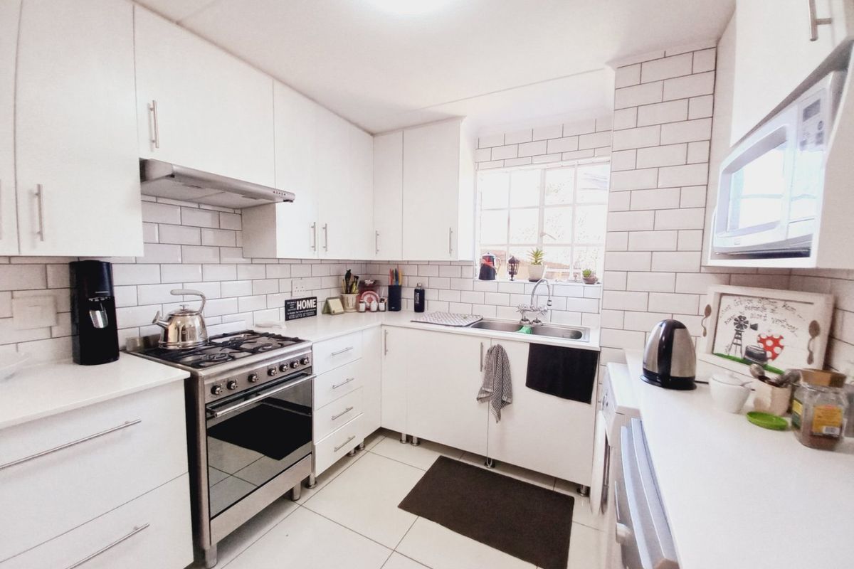 Spacious Marlands Townhouse with Private Garden - Newly Renovated! - Photo 3