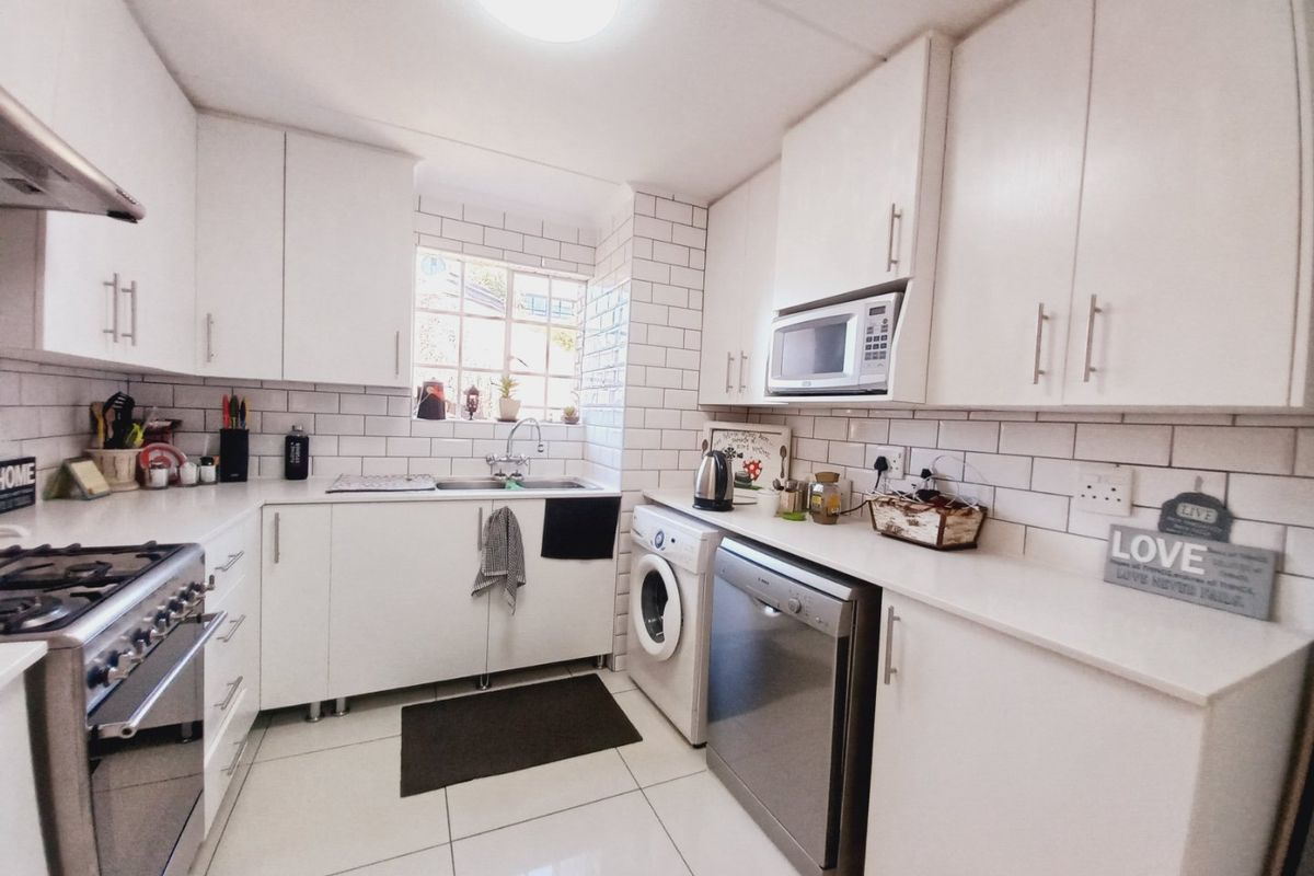 Spacious Marlands Townhouse with Private Garden - Newly Renovated! - Photo 4