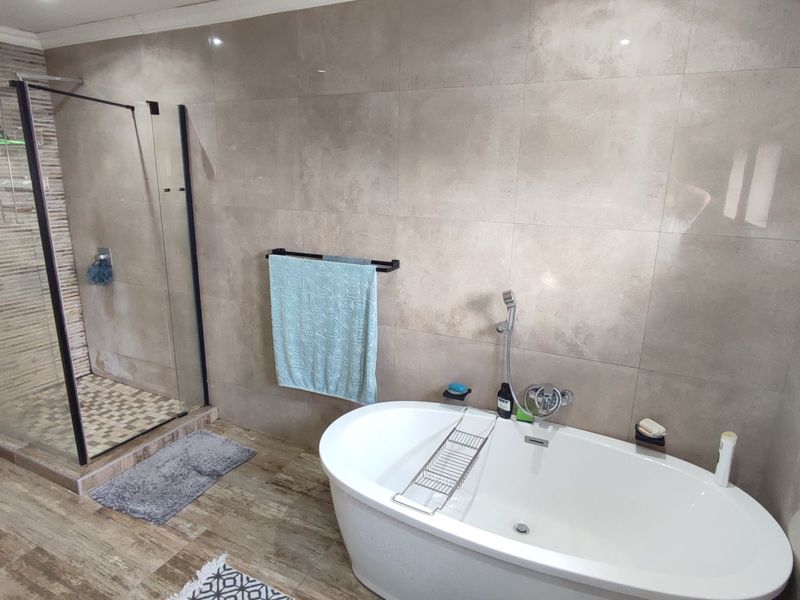 Elegant 6-Bedroom Luxury Home with Exceptional Entertainment & Solar Power - Photo 8