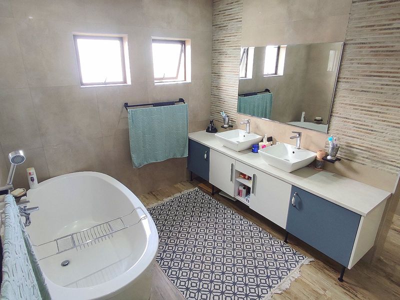 Elegant 6-Bedroom Luxury Home with Exceptional Entertainment & Solar Power - Photo 7