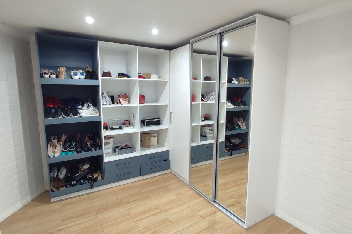 Elegant 6-Bedroom Luxury Home with Exceptional Entertainment & Solar Power - Photo 5