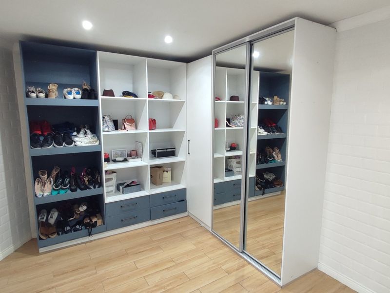 Elegant 6-Bedroom Luxury Home with Exceptional Entertainment & Solar Power - Photo 5