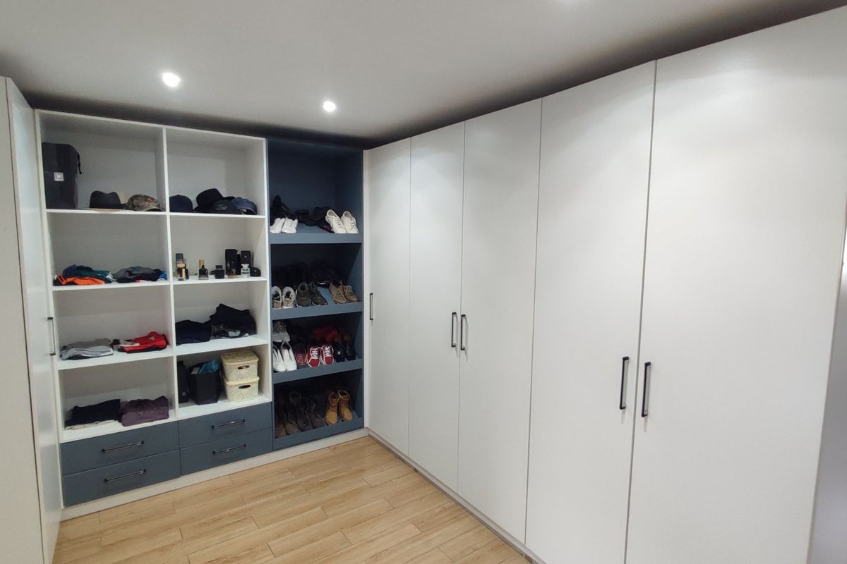 Elegant 6-Bedroom Luxury Home with Exceptional Entertainment & Solar Power - Photo 4