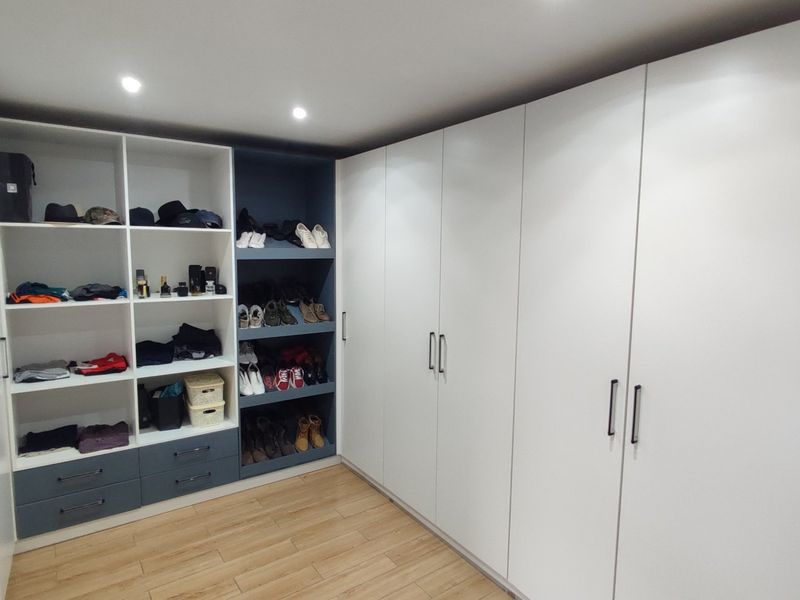 Elegant 6-Bedroom Luxury Home with Exceptional Entertainment & Solar Power - Photo 4