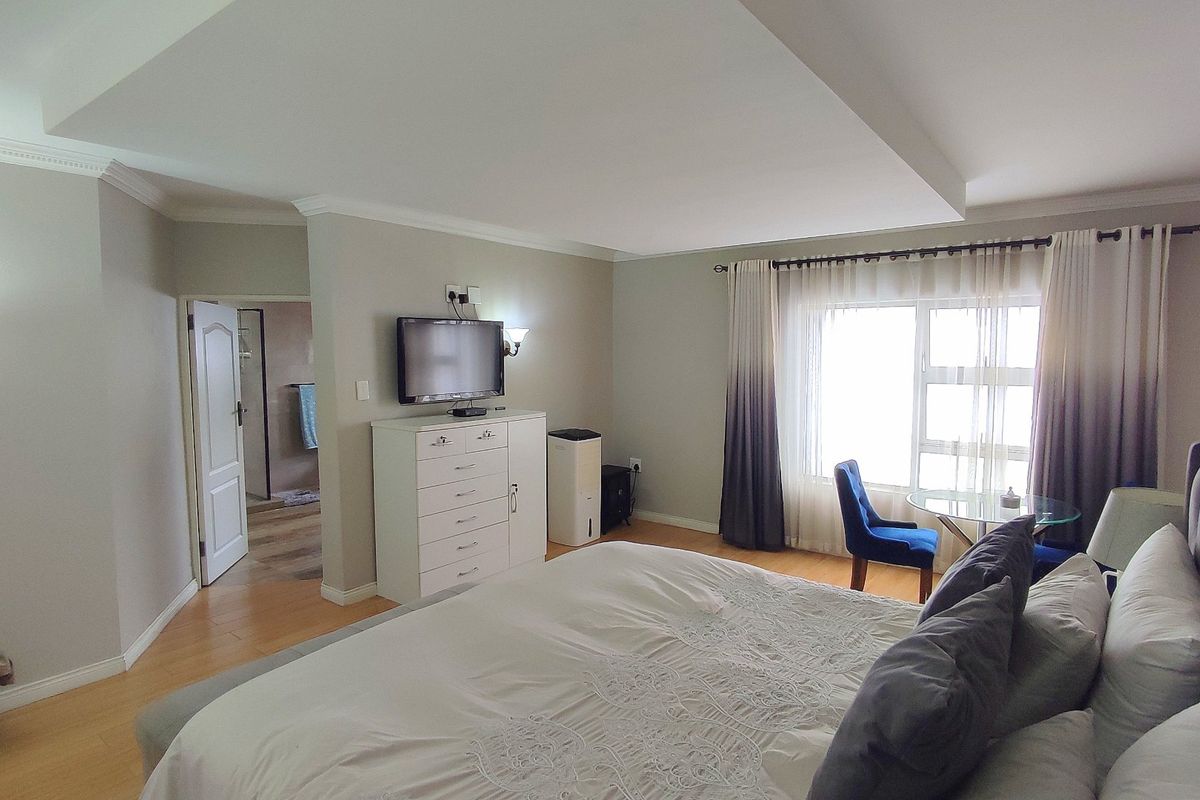 Elegant 6-Bedroom Luxury Home with Exceptional Entertainment & Solar Power - Photo 3