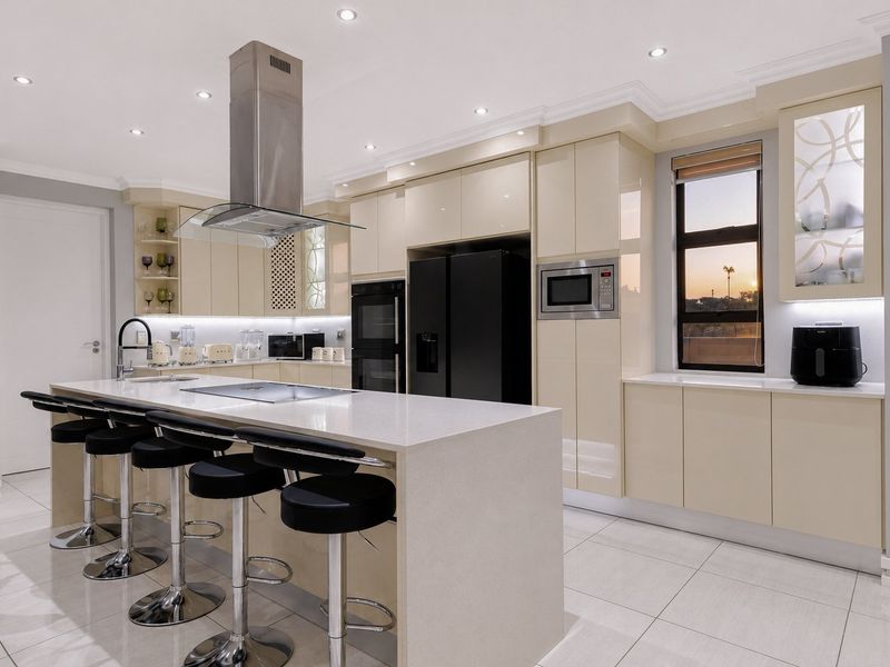 Modern 6-Bedroom Home with Cinema, Gym, and Mountain Views – Magaliesberg Country Estate 1 - Photo 10