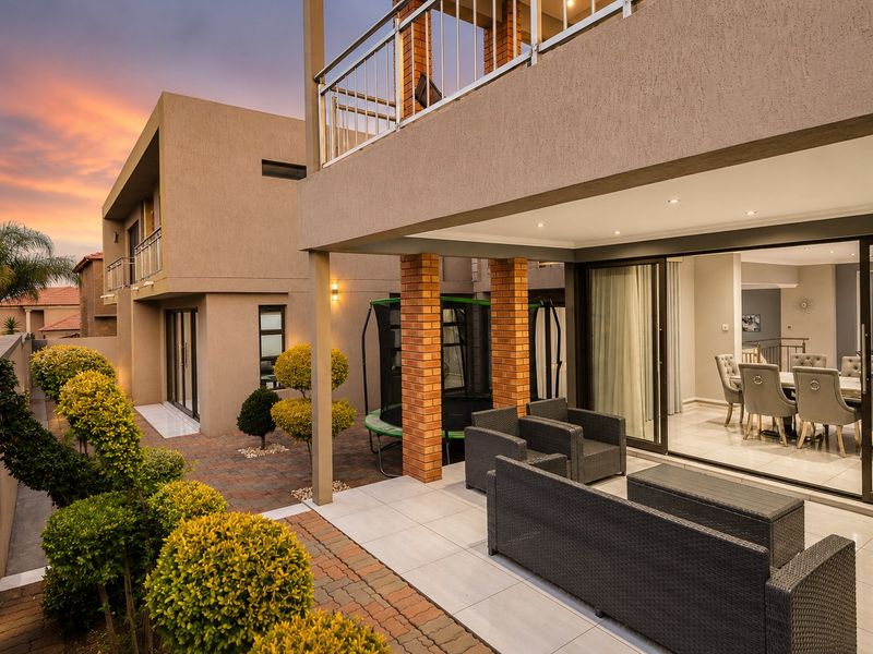 Modern 6-Bedroom Home with Cinema, Gym, and Mountain Views – Magaliesberg Country Estate 1 - Photo 5