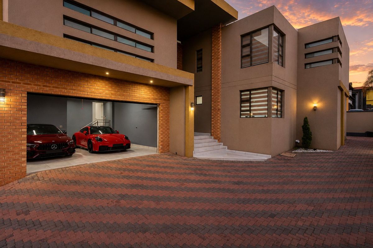 Modern 6-Bedroom Home with Cinema, Gym, and Mountain Views – Magaliesberg Country Estate 1 - Photo 2