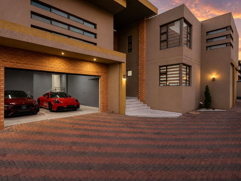 Modern 6-Bedroom Home with Cinema, Gym, and Mountain Views – Magaliesberg Country Estate 1 - Photo 2