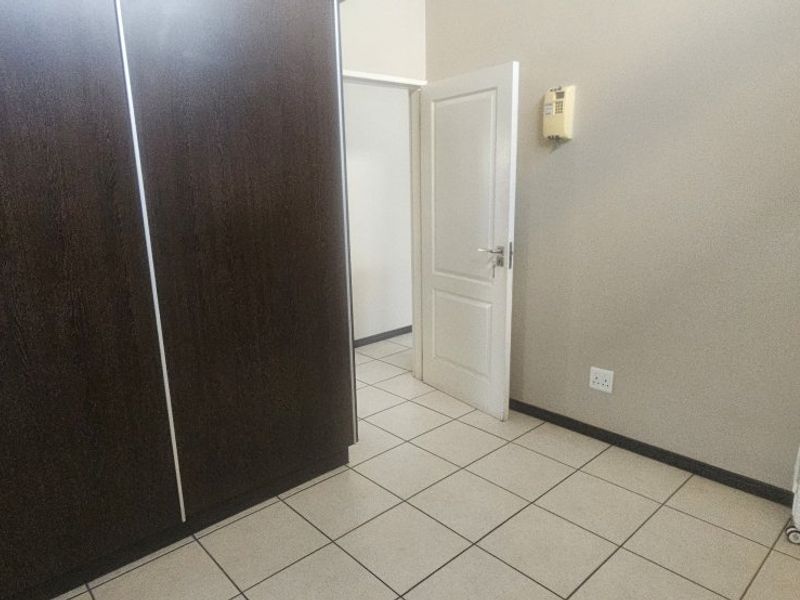 Stylish & Secure Living – Charming 2 Bedroom Townhouse with High Ceilings! - Photo 3