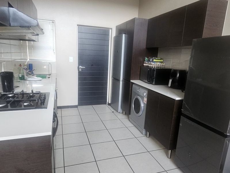Stylish & Secure Living – Charming 2 Bedroom Townhouse with High Ceilings! - Photo 10