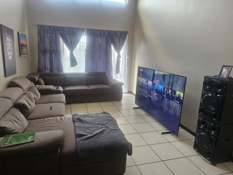 Stylish & Secure Living – Charming 2 Bedroom Townhouse with High Ceilings! - Photo 2