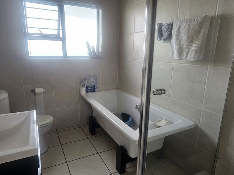 Stylish & Secure Living – Charming 2 Bedroom Townhouse with High Ceilings! - Photo 8
