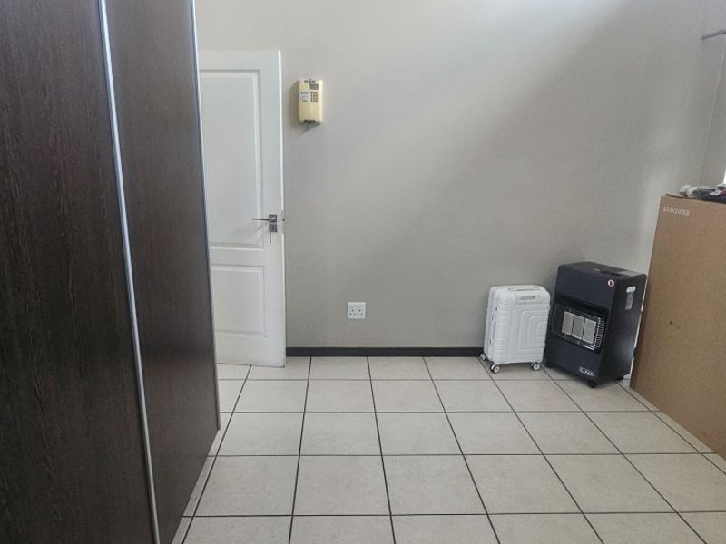 Stylish & Secure Living – Charming 2 Bedroom Townhouse with High Ceilings! - Photo 6