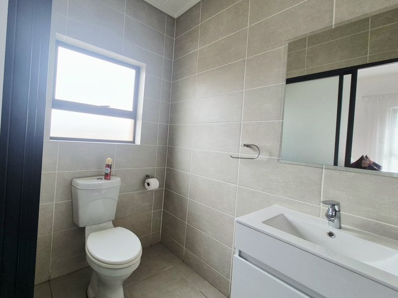 Lock-Up-and-Go Lifestyle – Modern 2 Bedroom Townhouse with Premium Amenities! - Photo 3