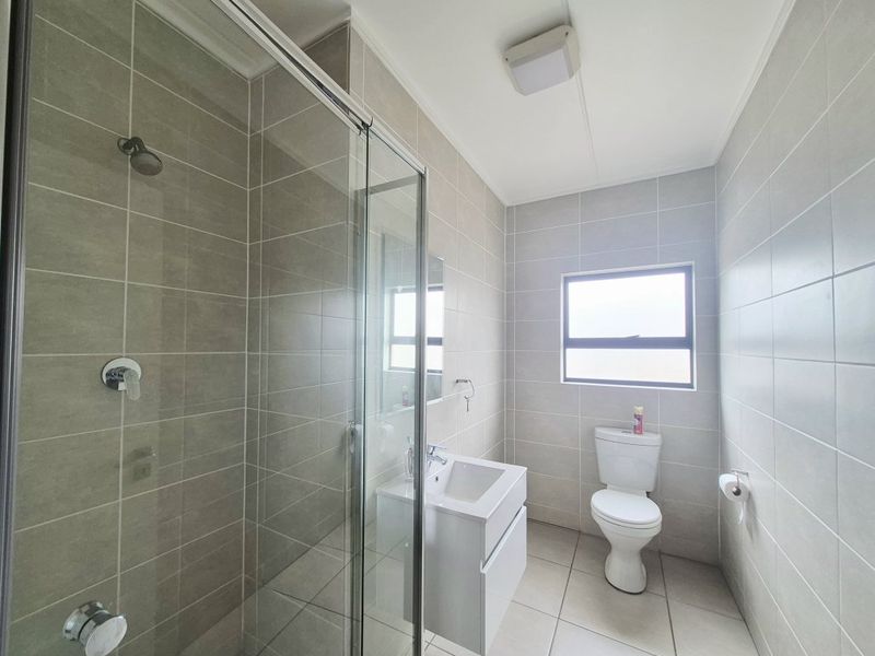 Lock-Up-and-Go Lifestyle – Modern 2 Bedroom Townhouse with Premium Amenities! - Photo 4