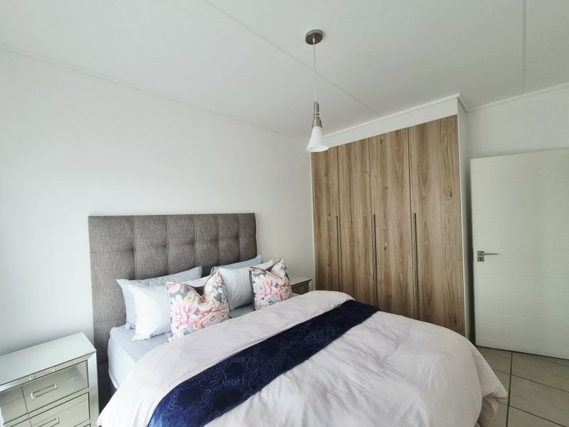 Lock-Up-and-Go Lifestyle – Modern 2 Bedroom Townhouse with Premium Amenities! - Photo 9